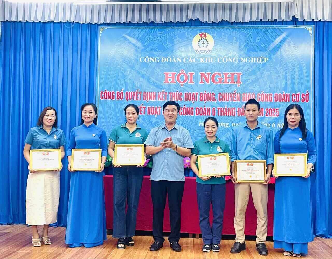 Mr. Nguyen Van Quyet - Permanent Vice President of the Hai Duong Provincial Federation of Labor - presented commemorative medals to officials of the Industrial Parks Trade Union. Photo: Mai Huong
