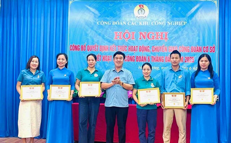 Mr. Nguyen Van Quyet - Permanent Vice President of the Hai Duong Provincial Federation of Labor - presented commemorative medals to officials of the Industrial Parks Trade Union. Photo: Mai Huong