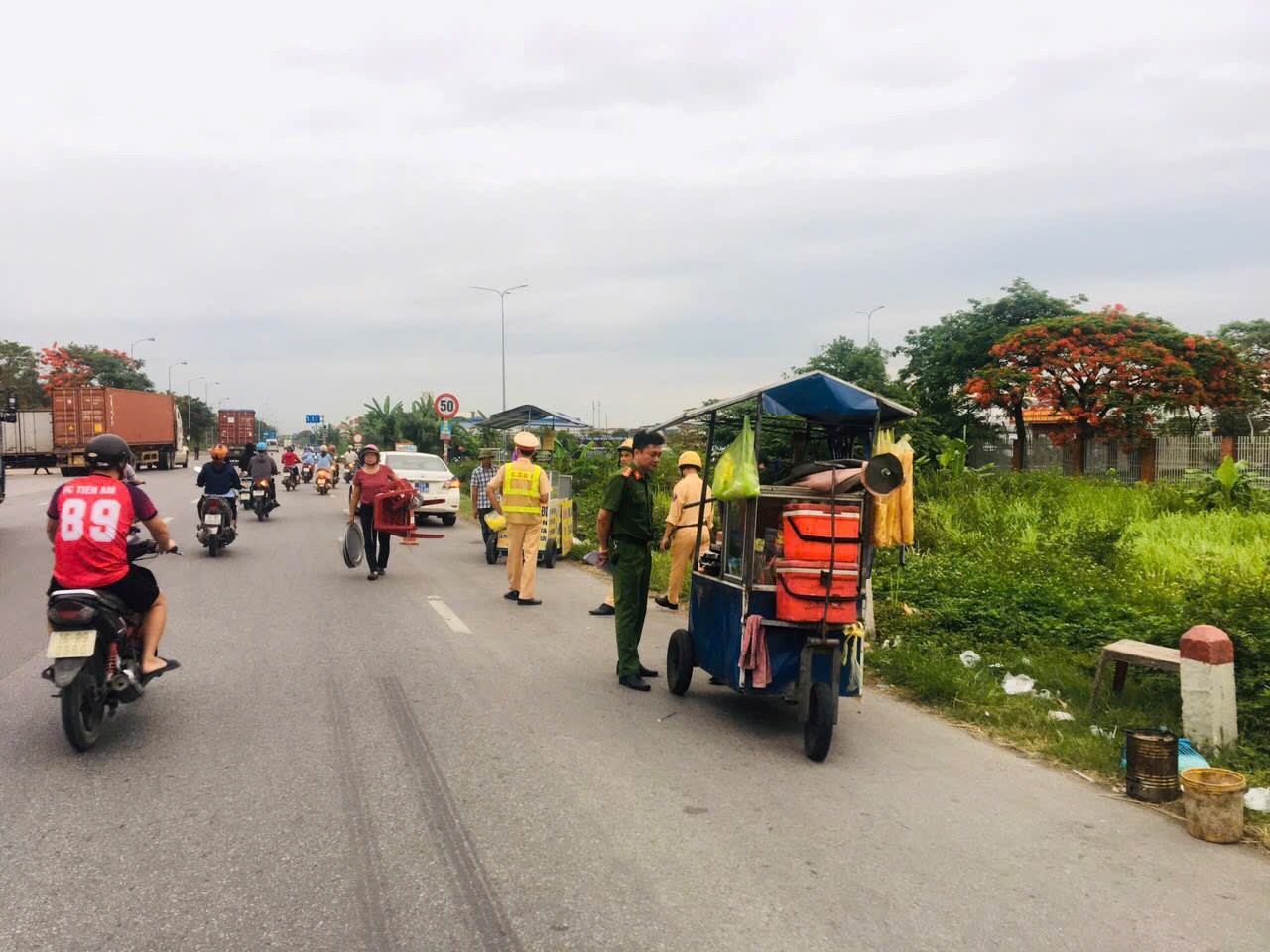 Una estacion de policia de transito colgado - El Departamento de Policia de Trafico reviso y manejo casos de violaciones de seguridad y orden del trafico en la autopista nacional 5 - Japon Industrial Park - Hai Phong. Foto: Policia de la ciudad de Hai Phong