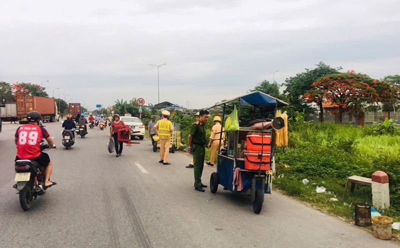 An Hung Traffic Police Station - Traffic Police Department inspects and handles cases of violations of traffic safety order on National Highway 5 - Japan Industrial Park - Hai Phong. Photo: Hai Phong City Police
