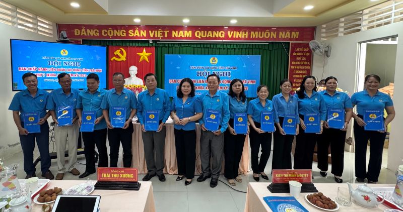 The Tra Vinh Provincial Federation of Labor presented the Decision to representatives of 12 trade unions at the level directly above the dissolved establishment. Photo: Hoang Loc