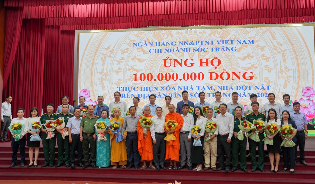 Lanh dao Tinh uy, HDND, UBND, UB MTTQ Viet Nam tinh Soc Trang tang hoa cam on cac don vi ung ho Quy Vi nguoi ngheo trien khai Chuong trinh xoa nha tam, nha dot nat tren dia ban tinh. Anh: Phuong Anh