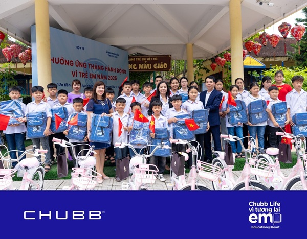 2.000 hoc bong va qua tang cua Chubb Life Viet Nam duoc trao cho hoc sinh co hoan canh kho khan tren 7 tinh, thanh. Anh: Chubb Life Viet Nam