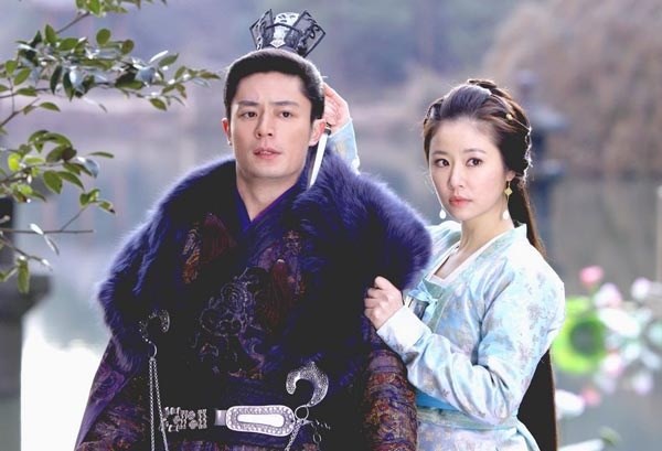 Lam Tam Nhu and Huang Jianhua in the movie Khuynh Thoi Quang Phi. Photo: Provided by the manufacturer