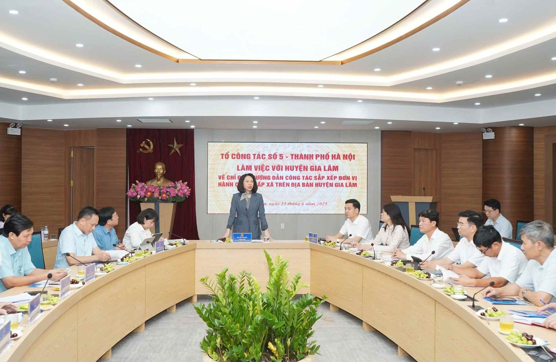 Pho Chu tich UBND TP Ha Noi Vu Thu Ha lam viec voi huyen Gia Lam, dong thoi chi dao tu 1.7 cac xa moi. Anh: Anh Duong