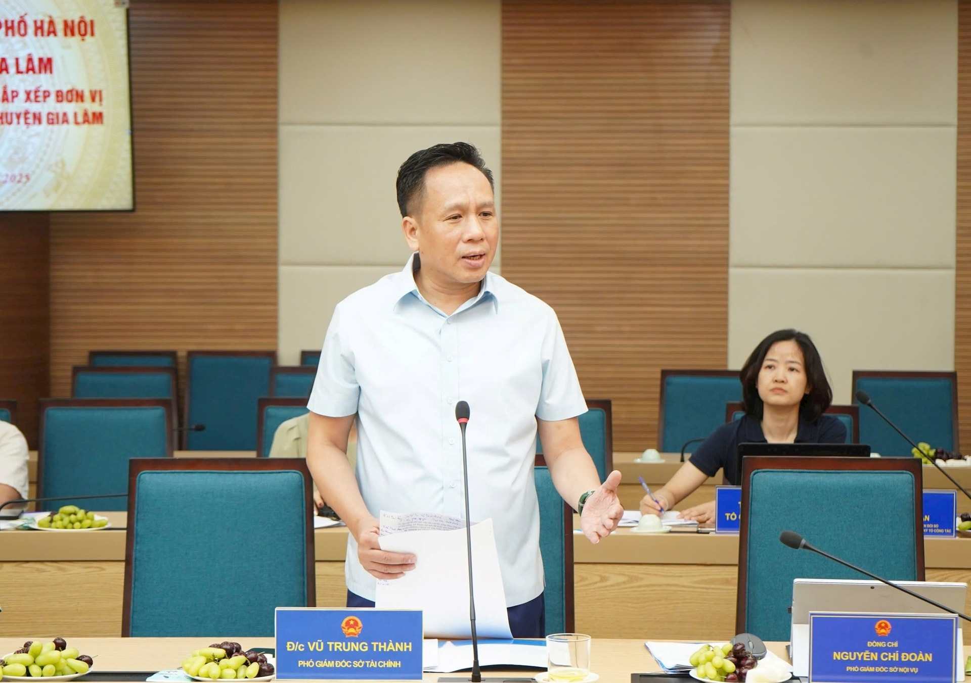 Members of the city's Working Group No. 5 answered and guided Gia Lam district on the remaining problems. Photo: Anh Duong