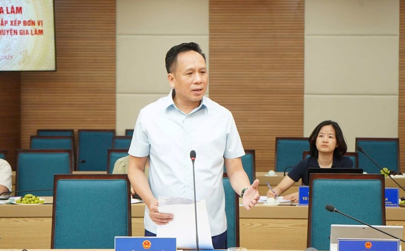 Members of the city's Working Group No. 5 answered and guided Gia Lam district on the remaining problems. Photo: Anh Duong