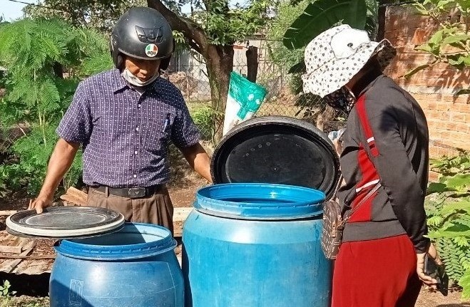 Co quan chuc nang tinh Dak Lak giup nguoi dan diet bo gay, loang quang nham keo giam so ca mac benh sot xuat huyet. Anh: Bao Trung