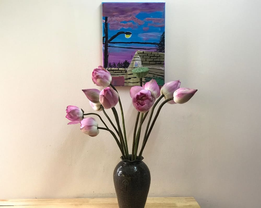 Choose beautiful lotus flowers to decorate the family space. Photo: Mai Lan