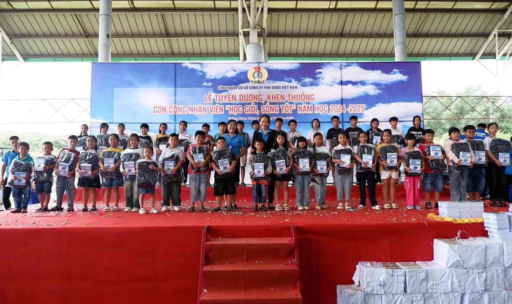 Commending the children of workers who study well and live well. Photo: Pou Sung Company's Trade Union