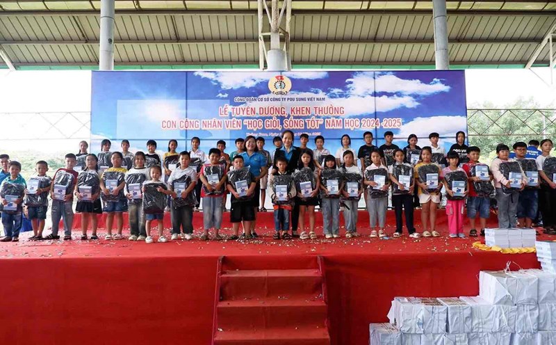 Commending the children of workers who study well and live well. Photo: Pou Sung Company's Trade Union