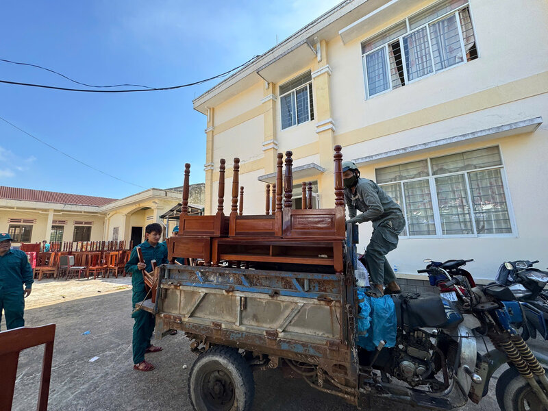Cac luc luong chuc nang o Quang Ngai van chuyen trang thiet bi, do dung; sap xep lai bo phan mot cua, tao dieu kien thuan loi khi di vao hoat dong. Anh: Vien Nguyen
