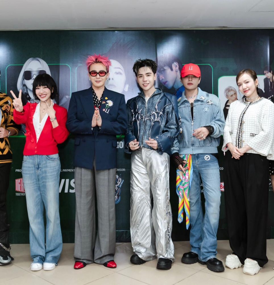 Phuong Ly va nhieu dong nghiep cho de gap G-Dragon o Ha Noi. Anh: Nhan vat cung cap