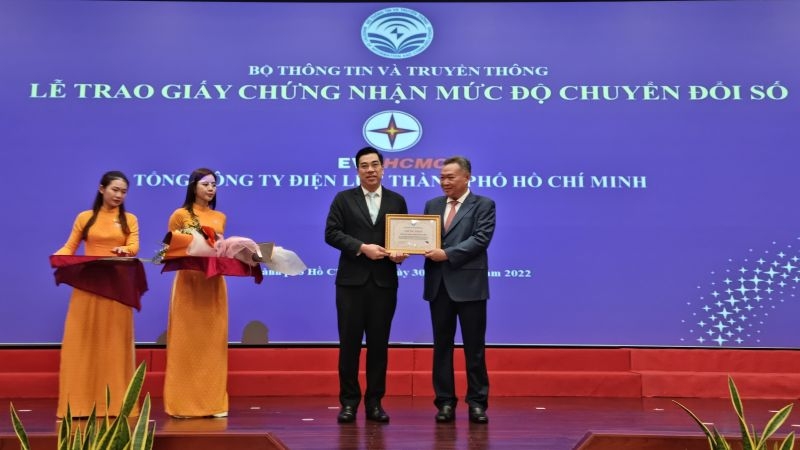 Ong Pham Quoc Bao - Chu tich HDTV EVNHCMC (ben phai) - nhan Giay chung nhan doanh nghiep chuyen doi so do Bo Thong tin va Truyen thong trao tang nam 2022. Anh: Nam Duong