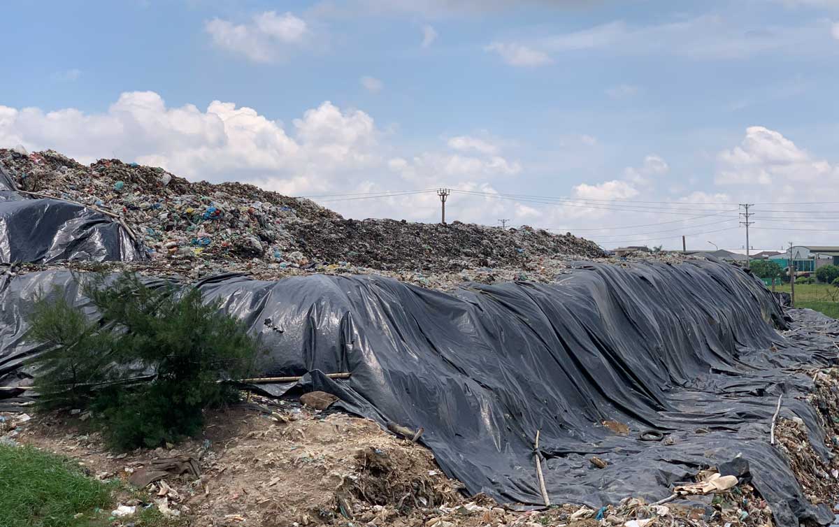 Overcoming pollution at a waste treatment plant in Nam Giang town (Nam Truc district, Nam Dinh province) after being reported by Lao Dong Newspaper. Photo: Ha Vi