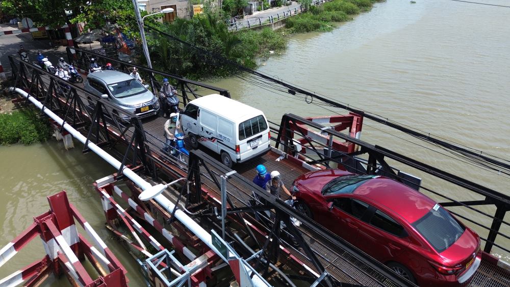 Current status of the more than 50-year-old iron bridge in Ho Chi Minh City is degraded, about to be rebuilt with nearly 500 billion VND