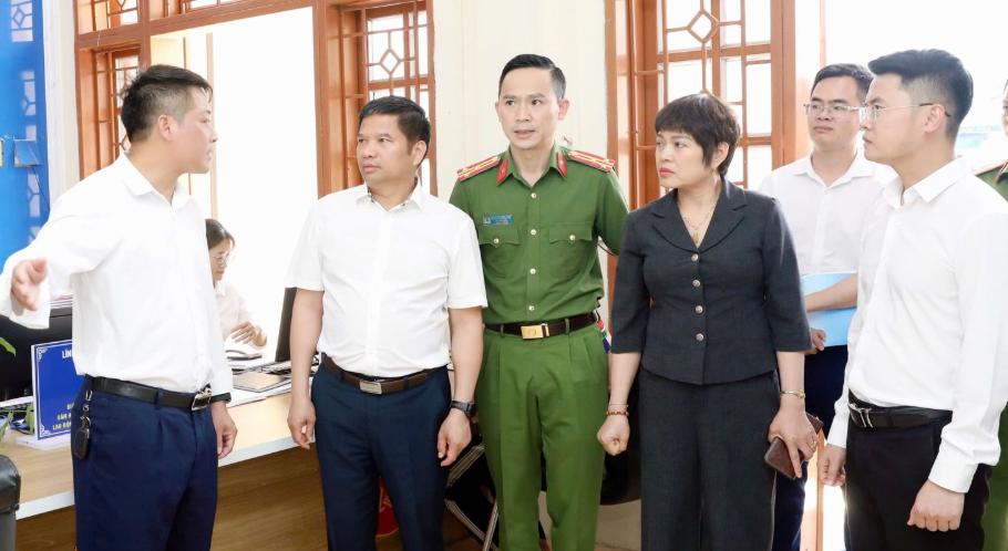 Mayor general Dang Trong Cuong - Director de la Policia Provincial de Son La (la segunda camisa blanca de la izquierda) y la delegacion provincial verifico la preparacion para la operacion del gobierno en Dau Commune, distrito de Van Ho. Foto: Minh Nguyen