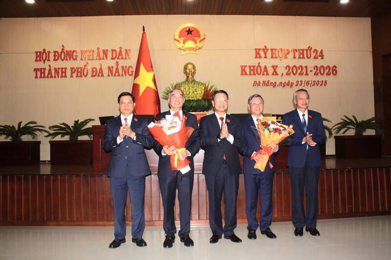 El Consejo Popular de Da Nang acaba de otorgar la decision de retirarse ante el Sr. Le Trung Chinh (2º, desde la izquierda) y el Sr. Le Van Trung (segundo, desde la derecha).  Foto: Tran Thi