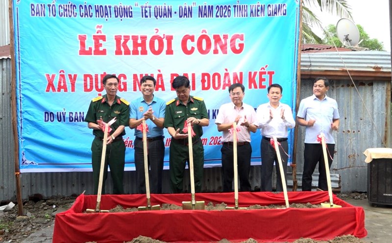 Starting construction of a great solidarity house for poor households during the 2026 Military-Civilian Tet launch ceremony. Photo: Phuong Vu