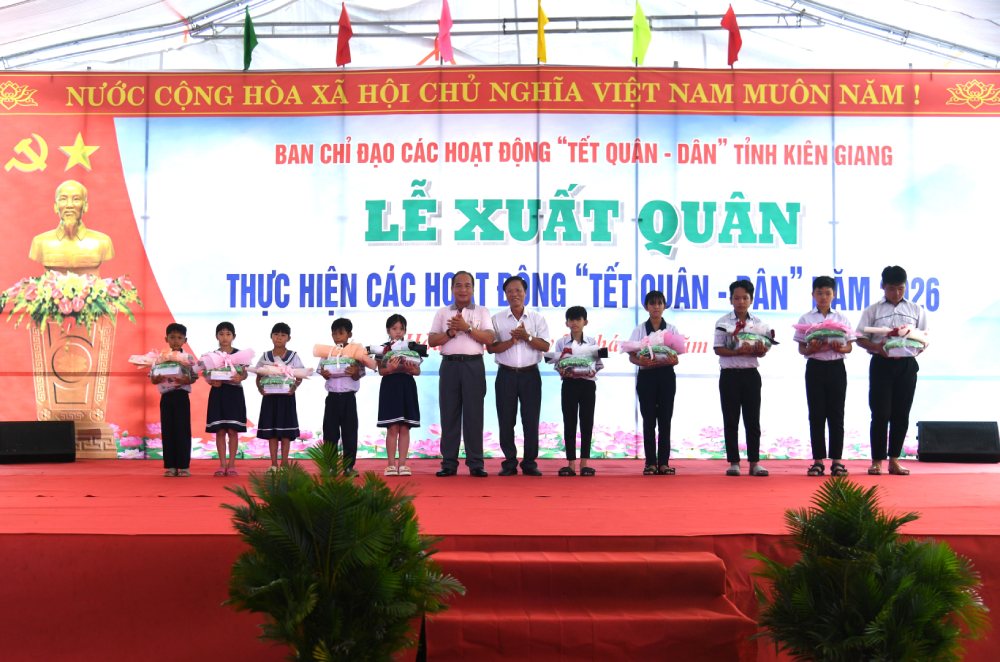Ban To chuc da trao 10 suat hoc bong cho hoc sinh ngheo vuot kho hoc gioi. Anh: Phuong Vu