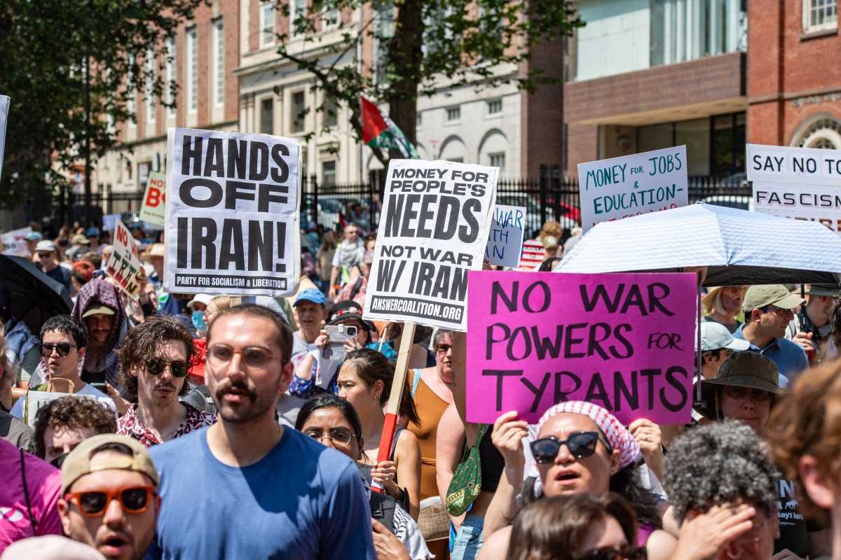 El 22 de junio, la gente protesto contra la guerra en Boston, Massachusetts, oponiendose al ataque aereo estadounidense contra Iran. Foto: AFP
