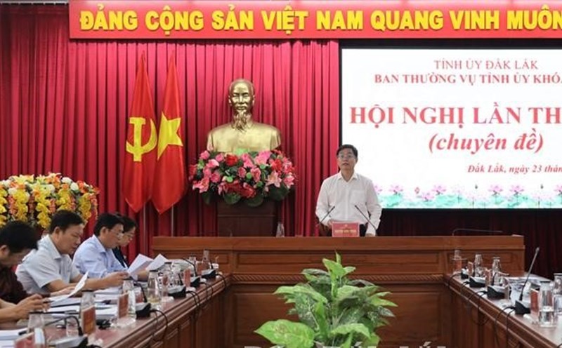 The leaders of the Dak Lak Provincial Party Committee highly appreciated the efforts of localities in implementing State budget collection in the first 6 months of 2025. Photo: Nguyen Xuan