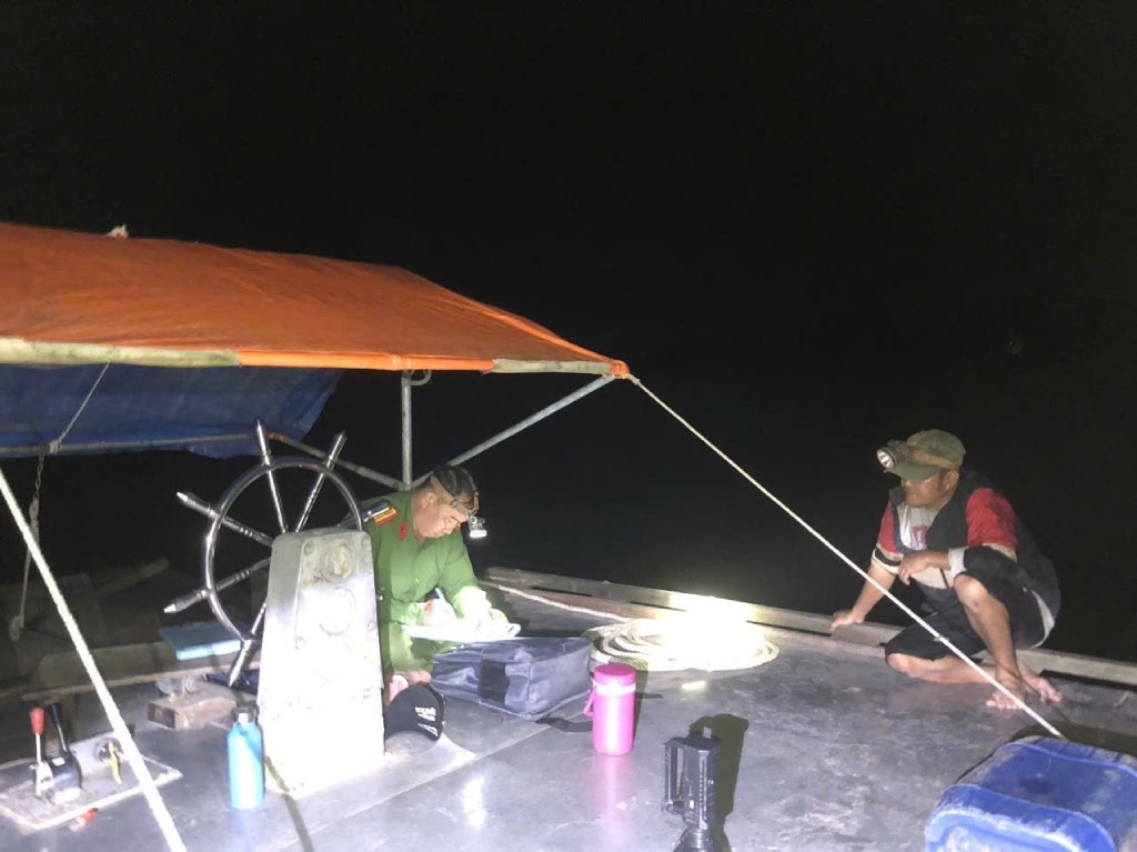 The working group of the Department of Investigation Police on Corruption, Economic Crimes, Smuggling, and Environment of Ben Tre Provincial Police discovered and caught red-handed a wooden boat illegally mining sand in the early morning of March 31, 2025. Photo: Ben Tre Provincial Police