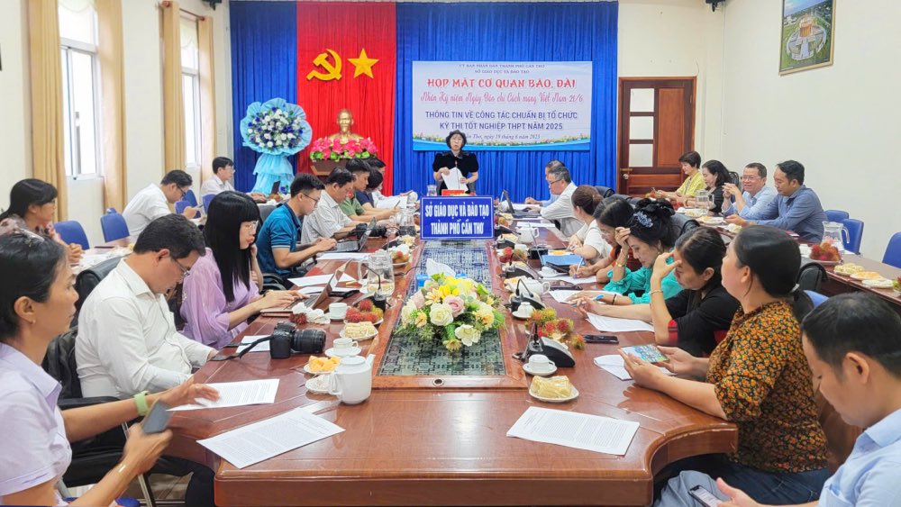 Quang canh buoi hop thong tin ve cong tac chuan bi to chuc ky thi tot nghiep THPT nam 2025 tai Can Tho vao ngay 19.6. Anh: Phong Linh