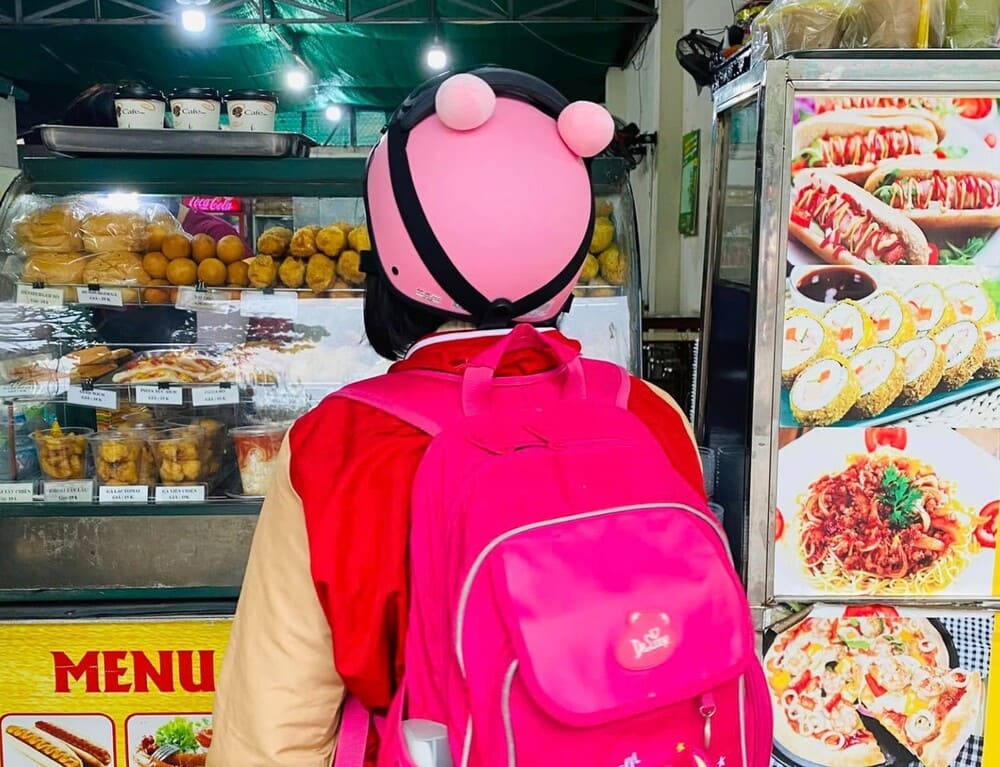 Parents need to pay attention to the basic criteria when choosing a helmet for their children. Photo: Mai Lan