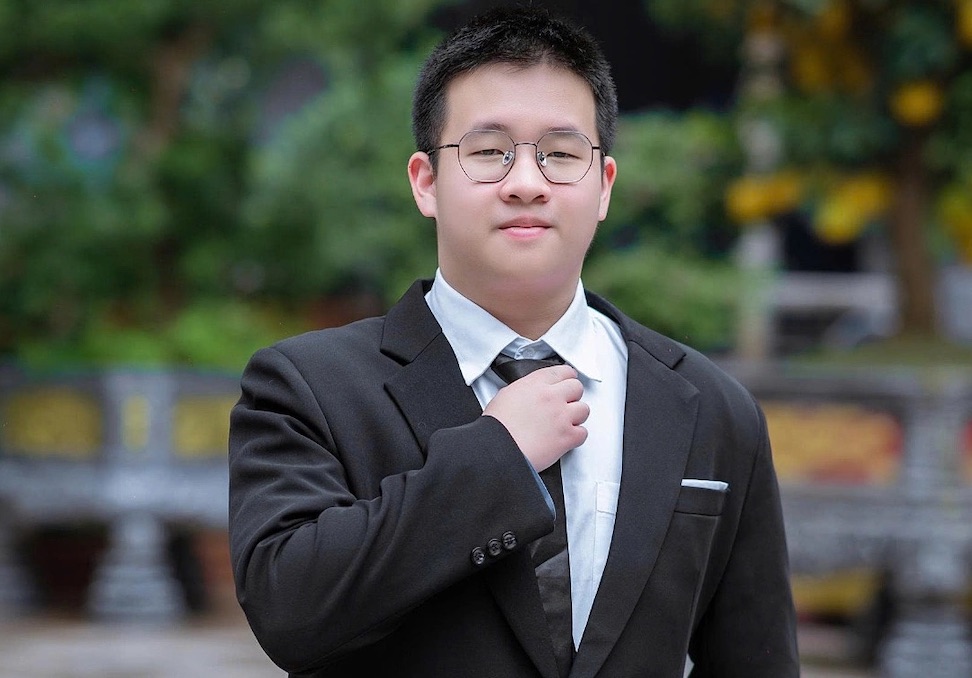 Bui Nhat Minh gano el "doble" mejor valedictorian de las matematicas de decimo grado de 2 escuelas especializadas este año. Foto: Familia proporcionada