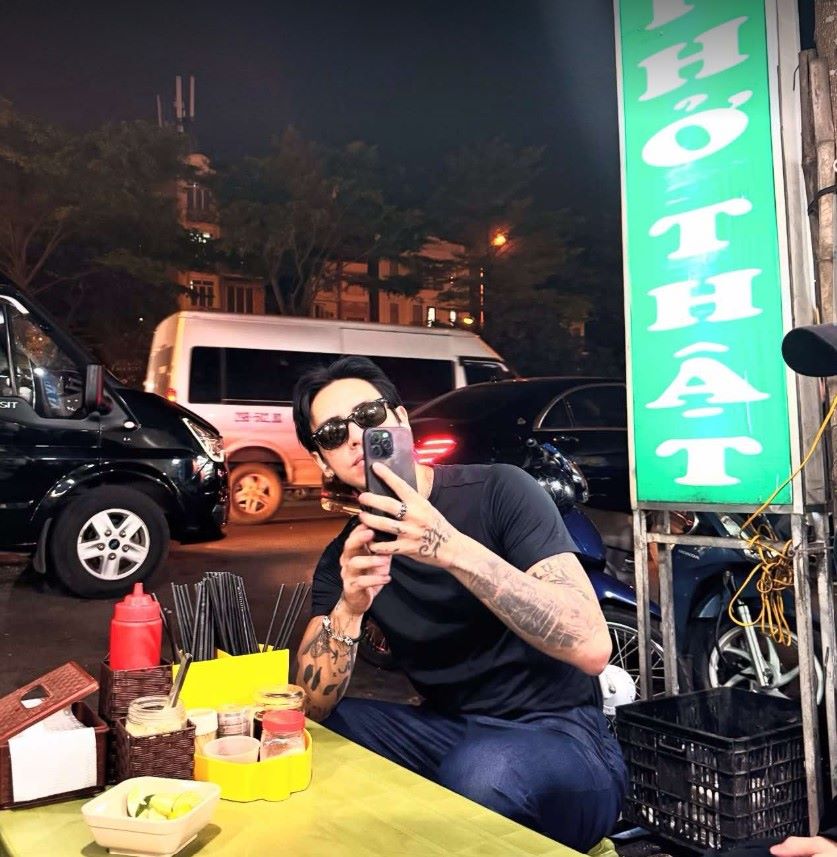Nam nghe si DPR Ian dang tai hinh anh an pho khuya o Ha Noi. Anh: Instagram nhan vat