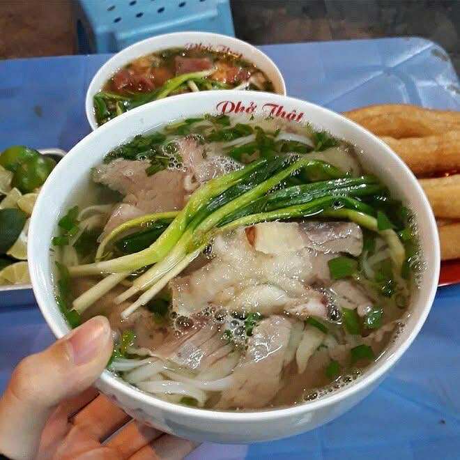 Quan pho That nam tren pho Tran Nhat Duat, noi tieng voi cac mon pho bo. Anh: NVCC