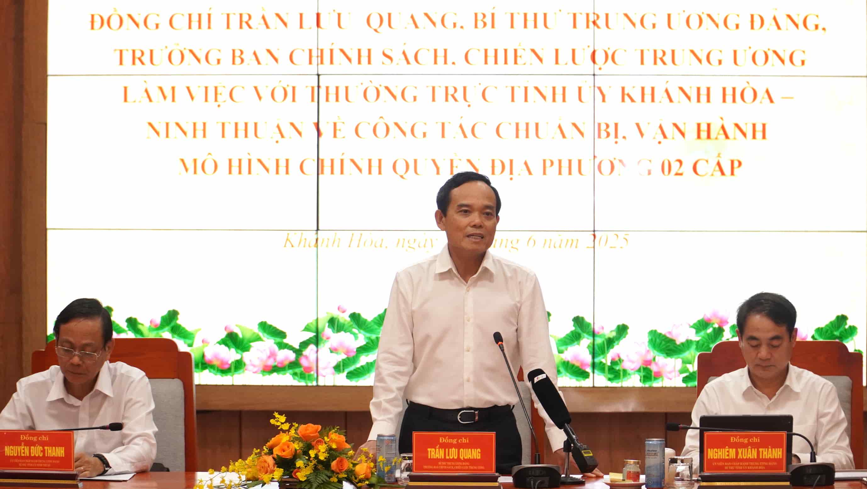 El Sr. Tran Luu Quang - Secretario del Comite Central del Partido, Jefe del Departamento de Politica y Estrategia Central, hablo en la reunion en Khanh Hoa. Foto: Huu Long