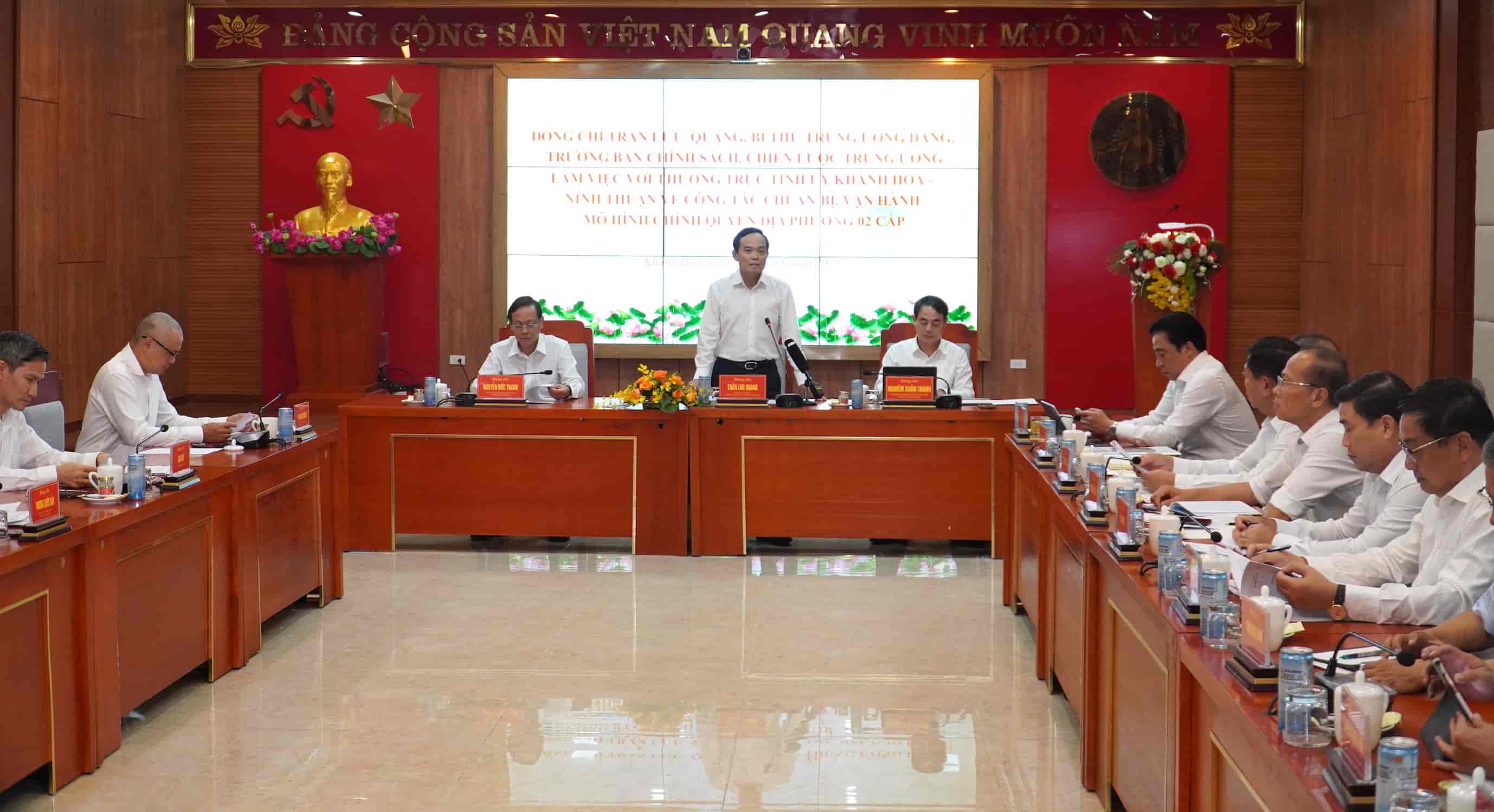 Ong Tran Luu Quang cung doan cong tac Trung uong da lam viec voi Thuong truc Tinh uy Khanh Hoa va Ninh Thuan ve cong tac chuan bi, van hanh mo hinh chinh quyen dia phuong 2 cap. Anh: Huu Long