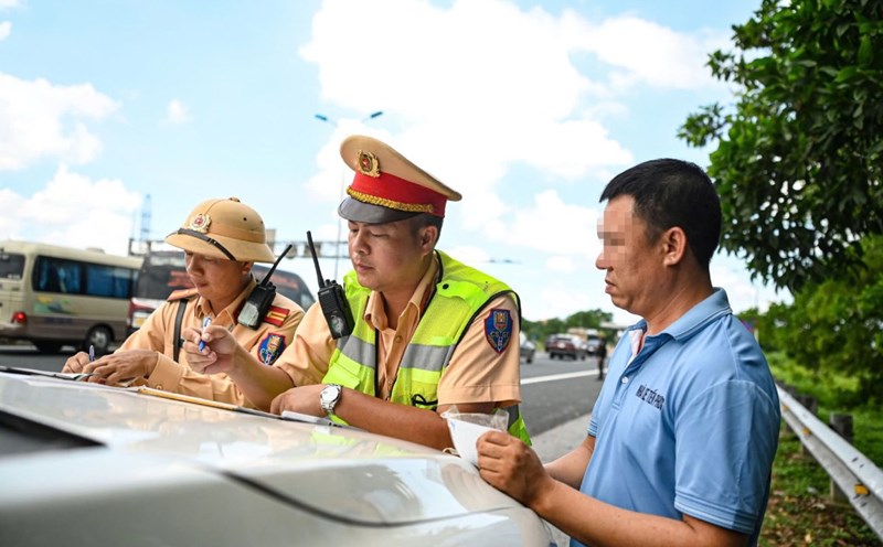 Handling violating vehicles on the highway aims to raise drivers' sense of responsibility. Photo: Traffic Police Department