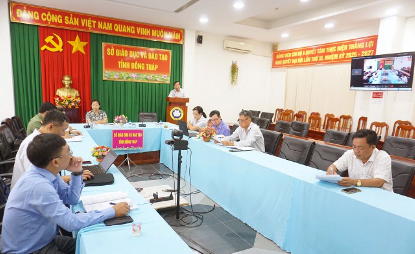 Tap huan cong tac thi tot nghiep Trung hoc pho thong qua he thong truc tuyen cua So Giao duc va Dao tao tinh Dong Thap. Anh: Cong thong tin tinh Dong Thap