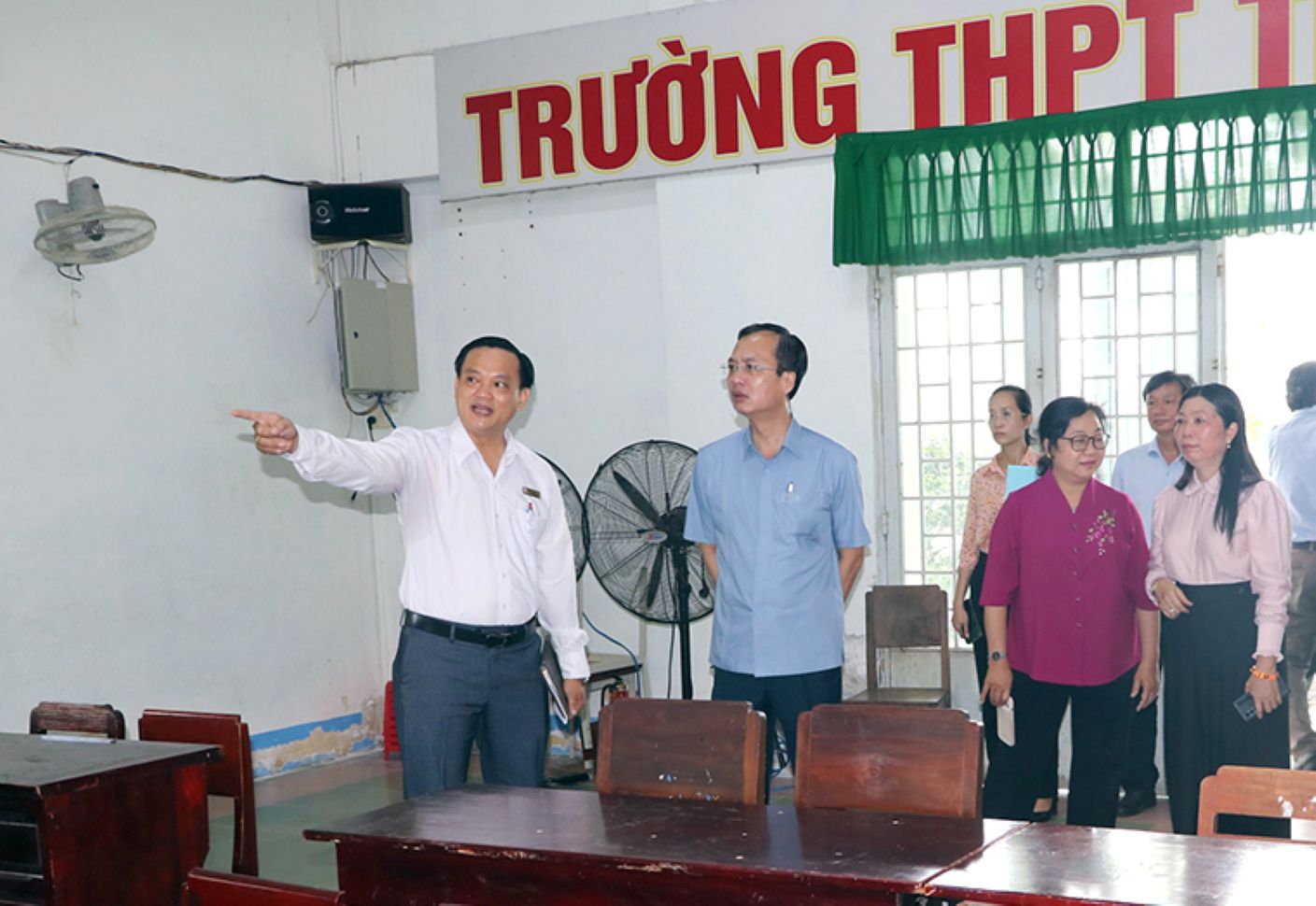 Ong Tran Tri Quang (thu 2 tu trai sang)- Chu tich UBND tinh Dong Thap, Truong Ban chi dao ky thi cap tinh- kiem tra cong tac chuan bi to chuc ky thi tot nghiep Trung hoc pho thong nam 2025 tai diem thi Truong THPT Lap Vo 1 (huyen Lap Vo). Anh: Cong thong tin tinh Dong Thap