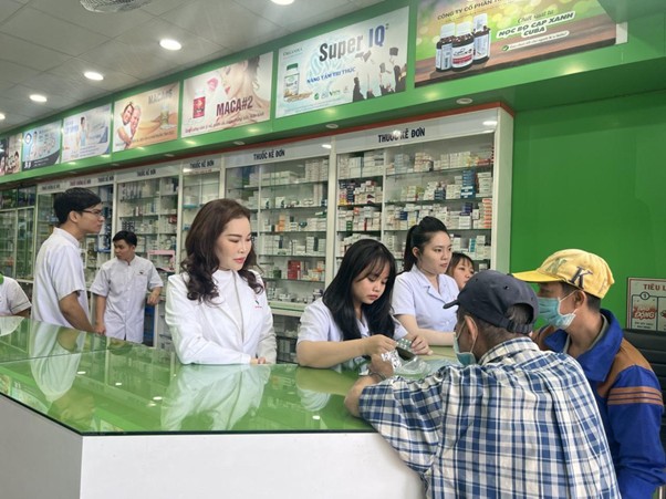 Khach hang co the den truc tiep Nha thuoc Viet de duoc tu van, giai dap thac mac. Anh: Nha thuoc Viet