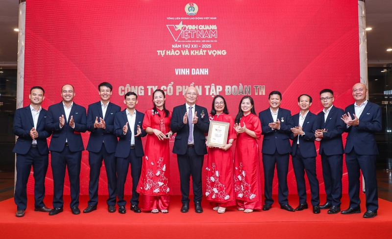 Dai dien lanh dao va can bo nhan vien Tap doan TH tai chuong trinh Vinh quang Viet Nam. Ảnh: TH