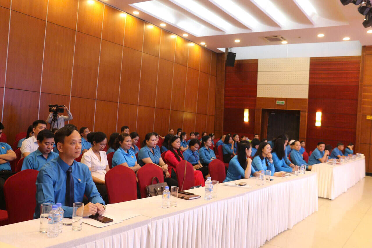 Delegates attending the 7th meeting of the Executive Committee of the Hoa Binh Provincial Federation of Labor and summarizing the first 6 months of the year and deploying trade union tasks for the last 6 months of 2025. My My