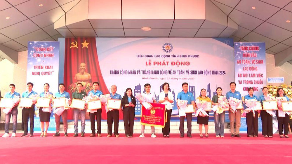 Binh Phuoc Provincial Federation of Labor rewards individuals and units with achievements in occupational safety and health. Photo: Van Son