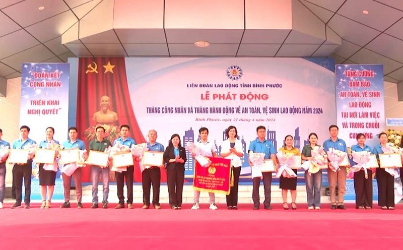 Binh Phuoc Provincial Federation of Labor rewards individuals and units with achievements in occupational safety and health. Photo: Van Son