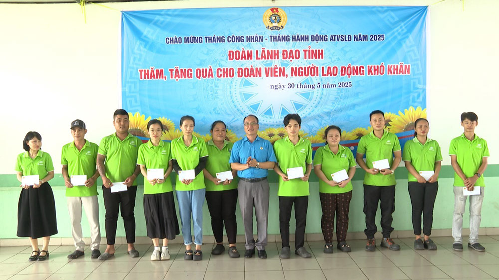 Cong doan tinh Binh Phuoc tang qua cho doan vien, nguoi lao dong co hoan canh kho khan. Anh: Van Son