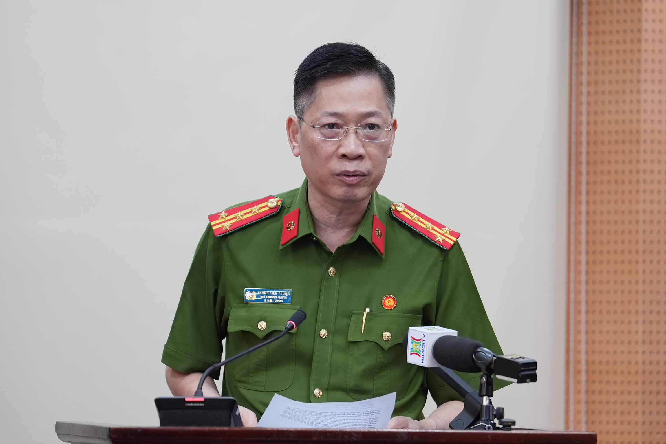 Dai ta Thanh Kien Trung, Pho Truong phong Canh sat kinh te, Cong an Ha Noi thong tin vu viec. Anh: Huu Chanh