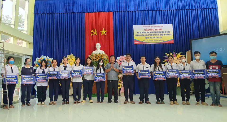 400 hoc sinh thuoc dien kho khan tai Bac Lieu duoc nhan hoc bong truoc khi buoc vao ky thi THPT nam 2025. Anh: Nhat Ho
