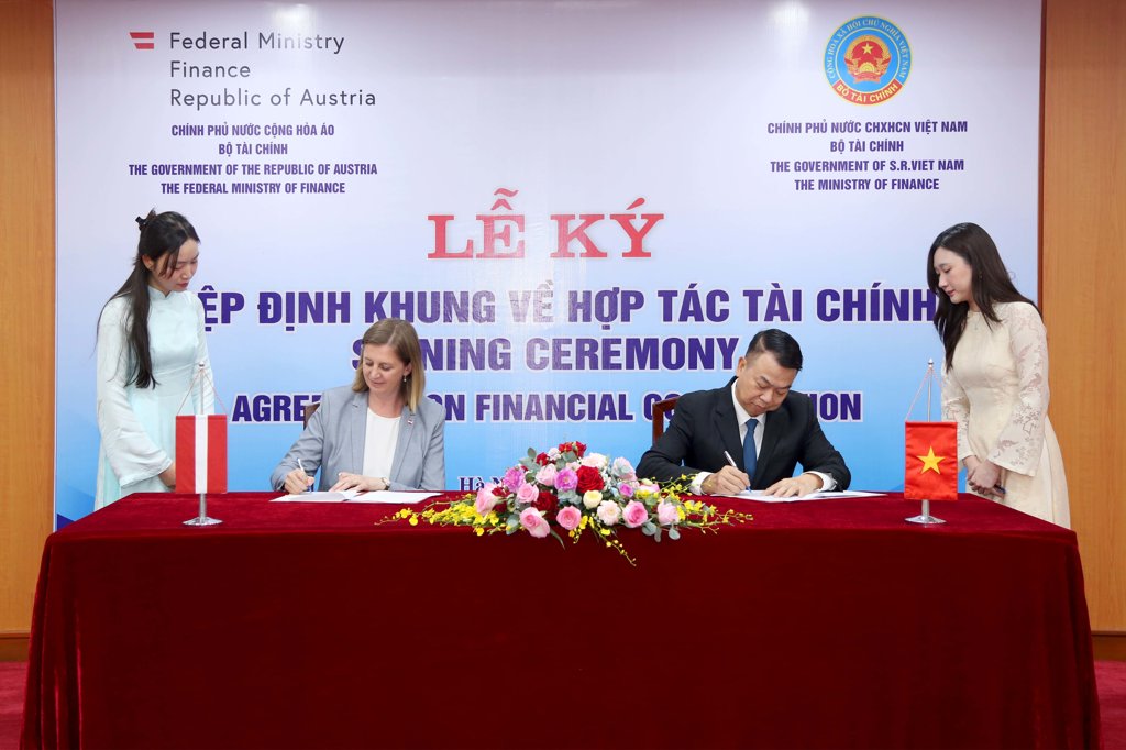 Deputy Minister of Finance of Vietnam Nguyen Duc Chi and Ms. Barbara Eibinger- Miedl, Secretary of State of the Ministry of Finance of the Republic of Austria signed the Financial Cooperation Agreement. Photo: Ministry of Finance