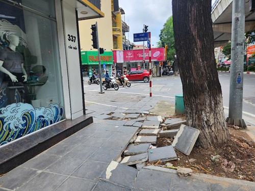 Vỉa hè đường Cầu Giấy vừa lát đá xong lại đào lên thi công công trình ngầm nhưng chưa hoàn trả lại mặt bằng. Ảnh: Minh Hạnh