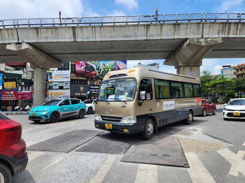 Đường Cầu Giấy đào lên thi công nhưng nhiều ngày nay chưa được hoàn trả lại khiến người dân đi lại khó khăn. Ảnh: Minh Hạnh chụp 13h00 ngày 23.6.