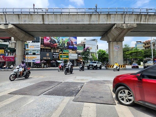 Nhiều tuyến phố Hà Nội nham nhở sau thi công, người dân bức xúc