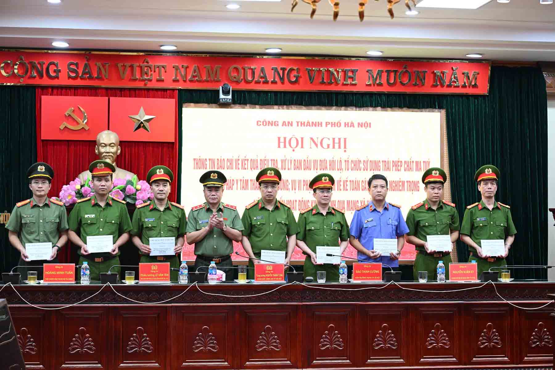Lieutenant General Nguyen Thanh Tung presented awards from the Chairman of the Hanoi People's Committee to units with achievements in solving cases at the Central Institute of Forensic Psychiatry. Photo: Ngoc Bich